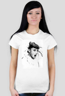 Audrey Hepburn ziewająca