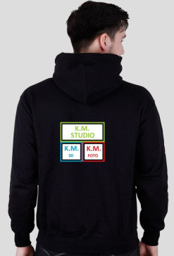 K.M. Studio - Logo z tyłu
