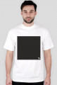 czarny kwadrat na białej koszulce