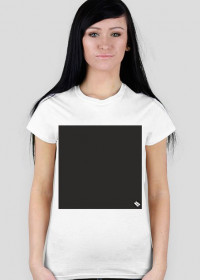 czarny kwadrat na białej koszulce