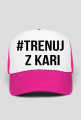 czapka z daszkiem z napisem #TRENUJ Z KARI