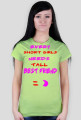 ,,Every short girls needs tall best friend :)'' - T-Shirt Damski