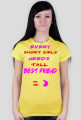 ,,Every short girls needs tall best friend :)'' - T-Shirt Damski