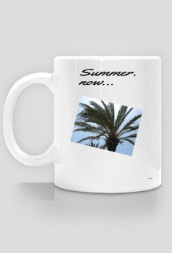 Kubek z napisem: "Summer. Now..." oraz grafiką.