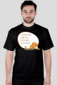 Człowiek pada, ledwo żyje, Kotek sobie brzuszek myje – t-shirt męski