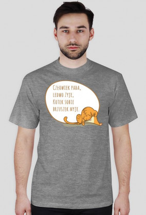 Człowiek pada, ledwo żyje, Kotek sobie brzuszek myje – t-shirt męski