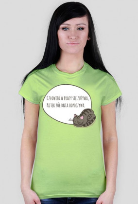 Człowiek w pracy się zużywa, Kotek pół dnia odpoczywa – t-shirt damski