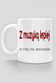Kubek z napisem #zMUZYKĄlepiej