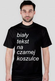 biały tekst na czarnej koszulce