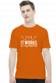 It works on my machine - Dziwne u mnie działa - Koszulka męska (Biały nadruk)