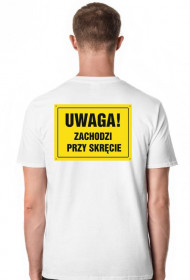 T-shirt zachodzi przy skręcie