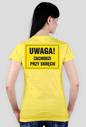 Damska koszulka zachodzi przy skręcie