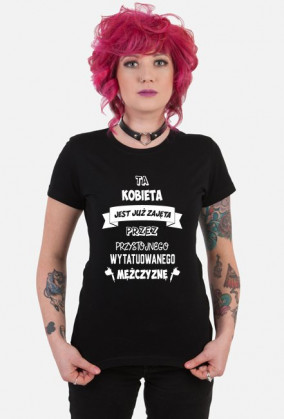 Koszulka Ta Kobieta Jest Już Zajęta Przez Przystojnego Wytatuowanego Mężczyznę
