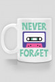 Kubek z napisem "Never Forget" i kasetą magnetofonową, pomysł na prezent dla informatyka, programisty