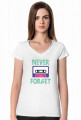 Damski T-shirt z napisem Never Forget, czyli sentymentalna podróż do czasów kaset magnetofonowych