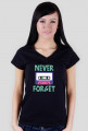 Damski T-shirt z napisem Never Forget, czyli sentymentalna podróż do czasów kaset magnetofonowych