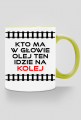 Kubek z kolorowym uchem "Kto ma w głowie olej ten idzie na kolej"