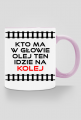 Kubek z kolorowym uchem "Kto ma w głowie olej ten idzie na kolej"