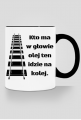 Kubek z kolorowym uchem "Kto ma w głowie olej ten idzie na kolej"