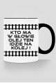Kubek z kolorowym uchem "Kto ma w głowie olej ten idzie na kolej 3"