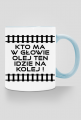 Kubek z kolorowym uchem "Kto ma w głowie olej ten idzie na kolej 3"