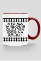 Kubek z kolorowym uchem "Kto ma w głowie olej ten idzie na kolej 3"