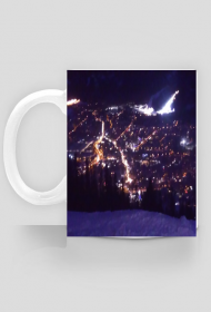 Kubek z widokiem na Zakopane nocą