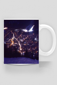 Kubek z widokiem na Zakopane nocą