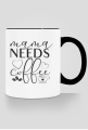 Mama needs coffee - mama potrzebuje kawy - kubek z kolorowym uchem dla mamy