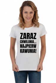 Koszulka damska jasna z napisem -Zaraz Chwilunia Najpierw Kawunia!
