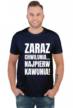 Koszulka męska ciemna z napisem -Zaraz Chwilunia Najpierw Kawunia!