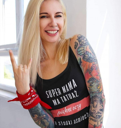 Koszulka" Super mama, ma tatuaż, piękne oczy i słodki uśmiech"