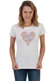 Koszulka -serce wypełnione tekstem w różnych językach i kolorach „bądź moją walentynką”